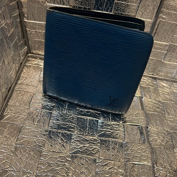 Authentic Louis Vuitton sapphire blue EPI bifold wallet - Picture 12 of 13